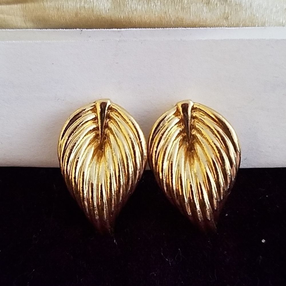Avon Scalloped Clip On Earrings Goldtone Vintage Style Jewelry